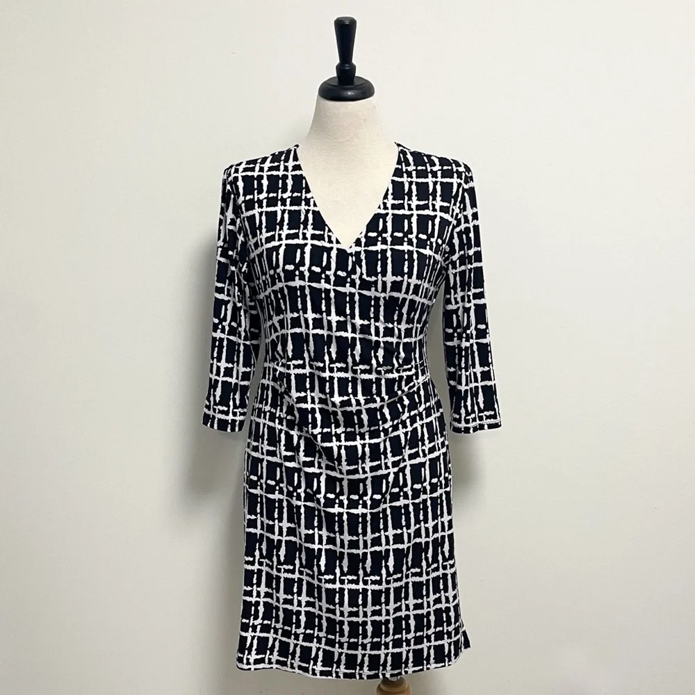 Peck and Peck Black White V Neck 3/4 Sleeve Pullover Dress Medium Waist Ruching